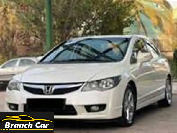 هوندا سيفيك 2012 للبيع: سيارة عملية بيضاء أوتوماتيك...