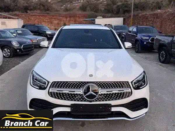 امتلك الآن: مرسيدس GLC 300 4MATIC 2020 - فخامة AMG الأصلية بعداد منخفض ولون كحلي ساحر!