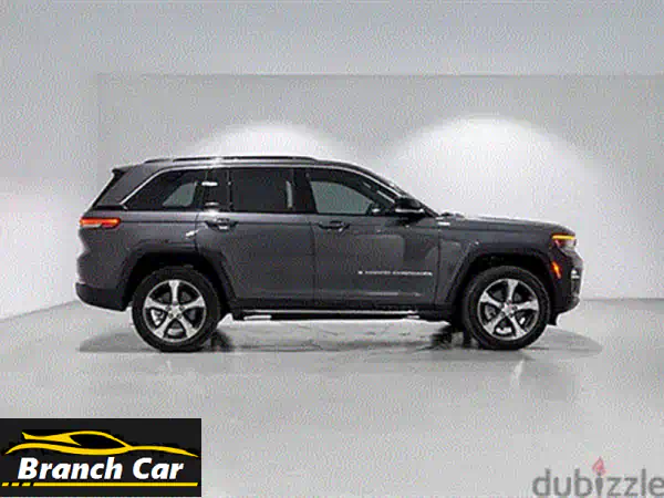 جيب جراند شيروكي 2023 Laredo V6 (رمادي): قوة Pentastar وفخامة بلا حدود - اكتشف الأمان والرفاهية المطلقة!