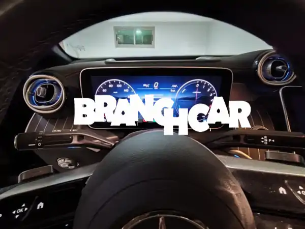 امتلك الفخامة والابتكار! Mercedes-Benz GLC 300 de للبيع - عداد 10 آلاف فقط - حالة ممتازة (هجينة)