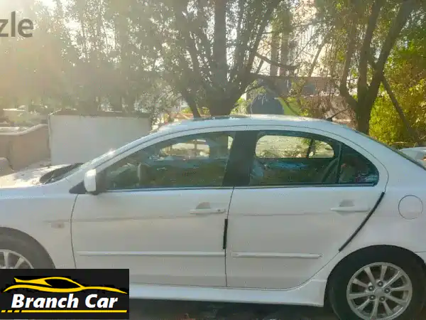 ميتسوبيشي لانسر GLX 2012 مستعملة - بيضاء بحالة ممتازة...