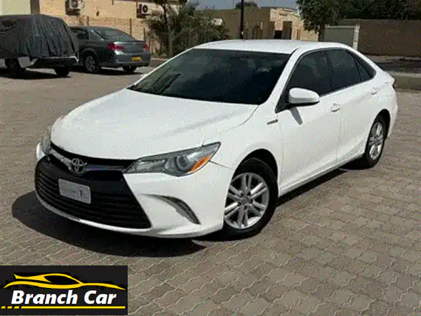 تويوتا كامري هايبرد 2015 بيضاء للبيع - وارد بحادث بسيط...