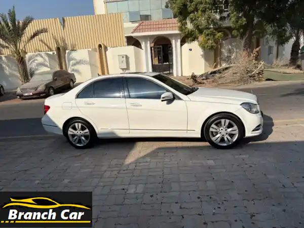 سيارة مرسيدس c200 موديل 2013 خليجي كاملة المواصفات لون أبيض كريمي. السيارة جاهزة.