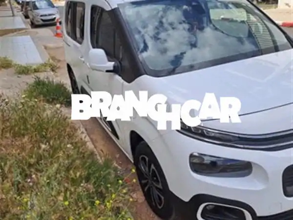 للبيع: سيتروين عائلية 2019 نظيفة جداً - 93 ألف كم فقط...