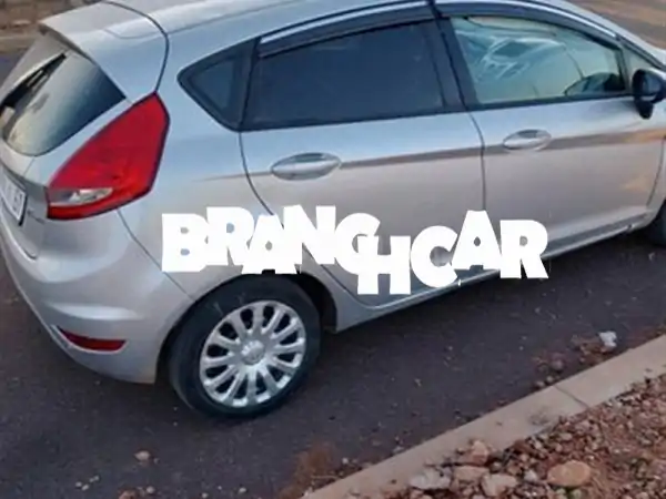 فورد فييستا 2013 بحالة ممتازة: إطارات وبطارية...