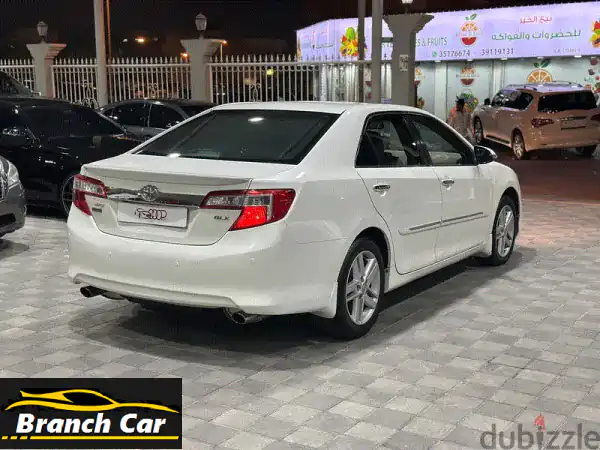 لا تفوتها! تويوتا كامري 2015 GLX بيضاء – وكالة البحرين | صيانة منتظمة | بحالة ممتازة