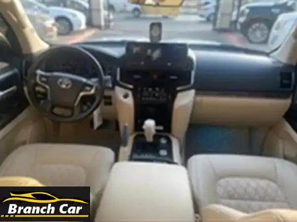 فرصة ذهبية! تويوتا لاندكروزر 2020 بحالة الوكالة - 150 كم فقط! أبيض لؤلؤي بسعر 80 ألف ريال