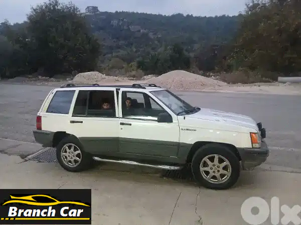 جيب شيروكي 1993 V8 أسطوري: أبيض، بحالة الوكالة وعلى الفحص!