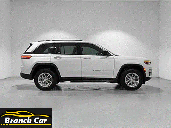 جيب جراند شيروكي 2025 V6 Laredo أبيض: فخامة SUV، أداء Pentastar V6 وأمان مطلق!