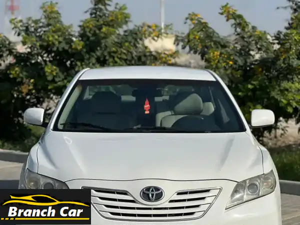 تويوتا كامري GL 2009 بيضاء: سيارة الاعتمادية والأناقة...