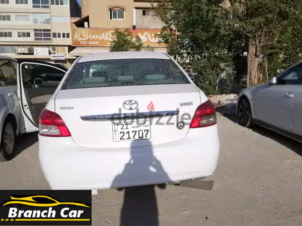 تويوتا يارس 2013 بيضاء - بحالة ممتازة وضمان 45 يومًا!