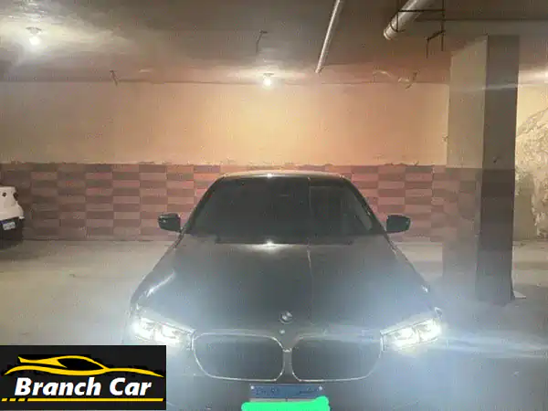 BMW 520i 2023 - فخامة ألمانية بضمان شامل!  (رمادي)