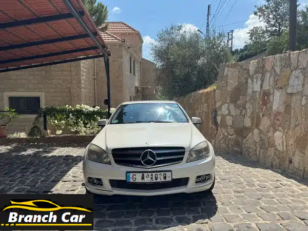 مرسيدس بنز C-Class 2009 بيضاء - أنيقة وعملية بسعر لا يُفوّت!