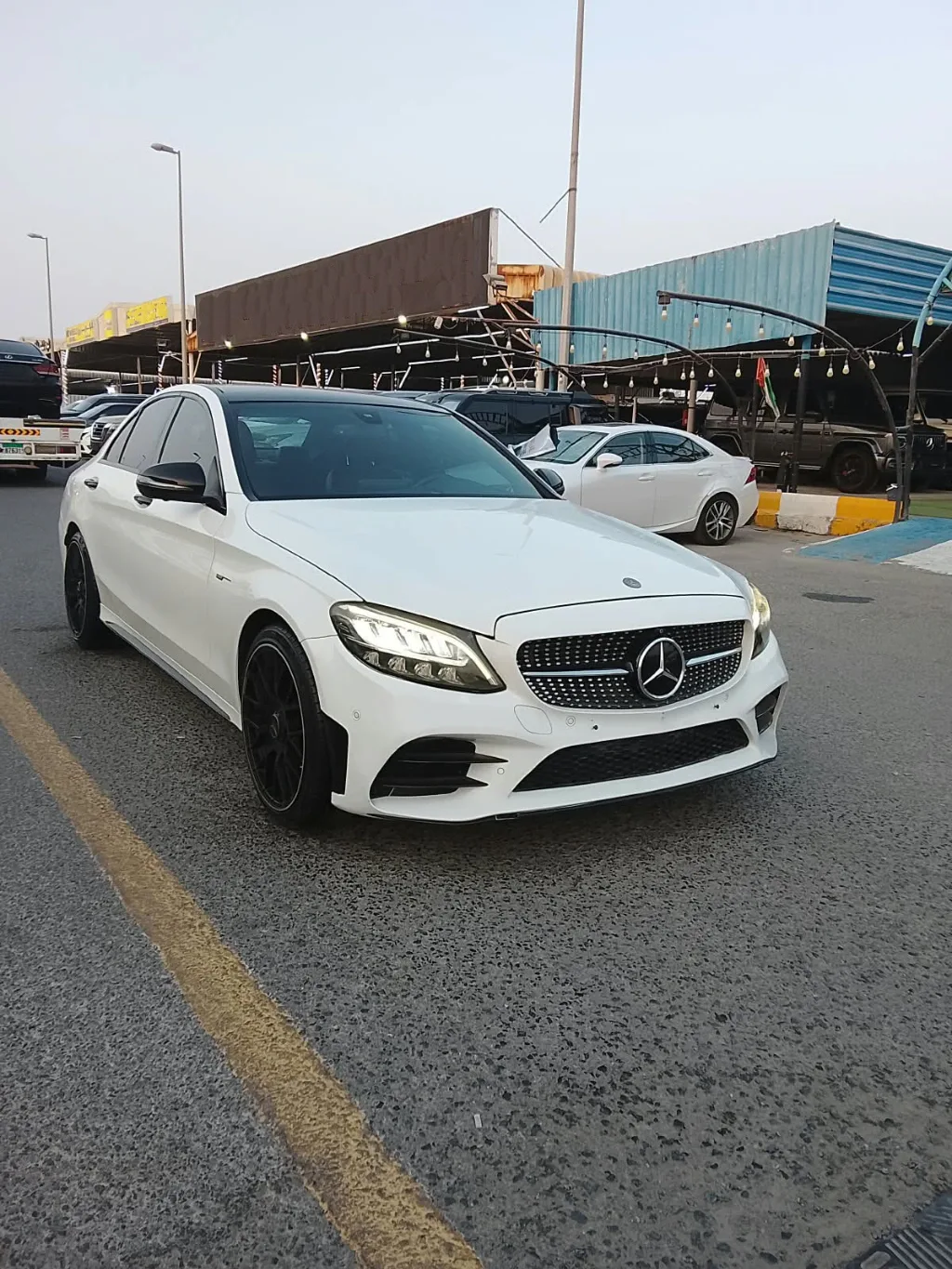 مرسيدس C200 موديل 2017 خليجي أبيض/أحمر