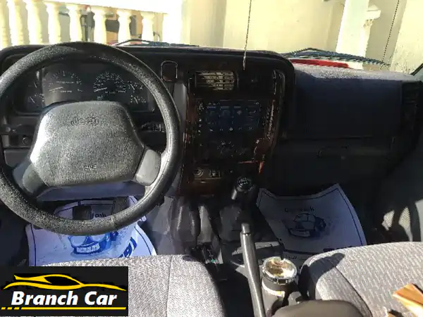 للبيع جيب شيروكي موديل 1998، جير عادي، لون أحمر...