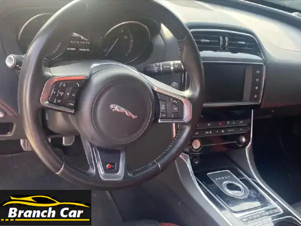 جاكوار 2016 حمراء فاخرة للبيع - نظيفة، سعر مغرٍ 30,000...