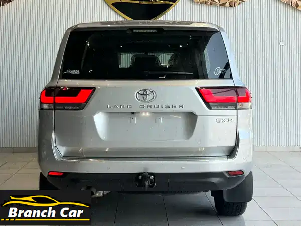 امتلك الأسطورة: تويوتا لاندكروزر GXR V6 4.0 موديل 2023 فضي - وكالة البحرين، 10 آلاف كلم فقط، تحت الضمان!