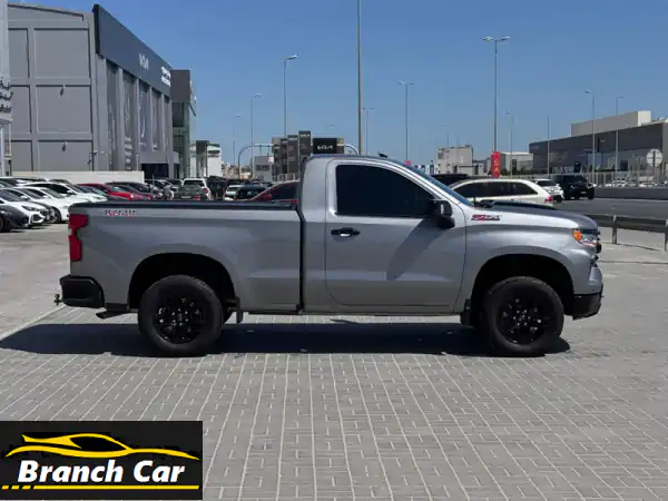 شيفروليه سيلفرادو lt z71 ترايل بوس 2025 (رمادي). المسافة المقطوعة: 17,100 كم. المميزات: عجلات سبائك