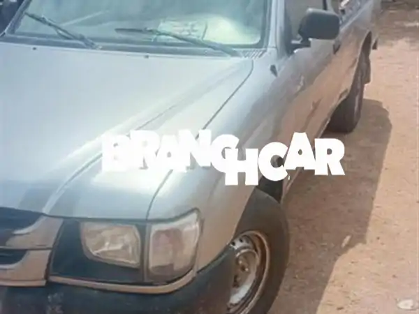 تويوتا هايلكس 2002 للبيع: الأسطورة اليابانية 🇯🇵 - بيك أب قوية، مانيوال، 3 أبواب - جاهزة للعمل الشاق!