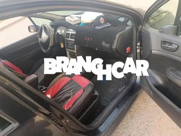 بيجو 3077 خيول، يعني المحرك جديد، كل شيء نظيف.