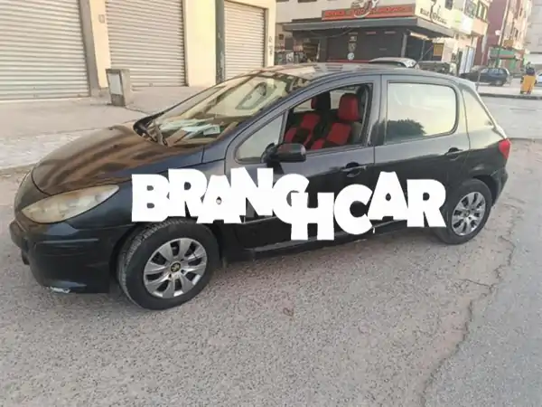 بيجو 3077 خيول، يعني المحرك جديد، كل شيء نظيف.