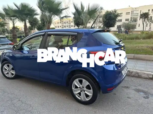 داسيا سانديرو عدد كيلومترات قليل بدون إضافة زرقاء