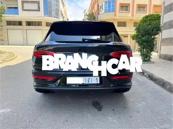 بنتلي بنتೈগা V8 بنزين