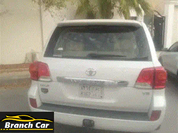 لاند كروزر 2015 نظيف جداً وخالٍ من الحوادث.