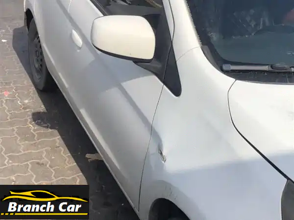 للبيع سيارة ميتسوبيشي ميراج هاتشباك موديل 2014 لون أبيض تواجد دبي السعر 7000