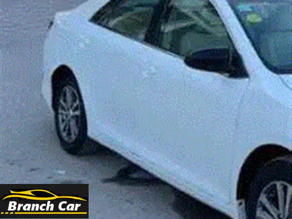 سيارة تويوتا كامري 2015 و144000 كلم اللون أبيض لؤلؤي...