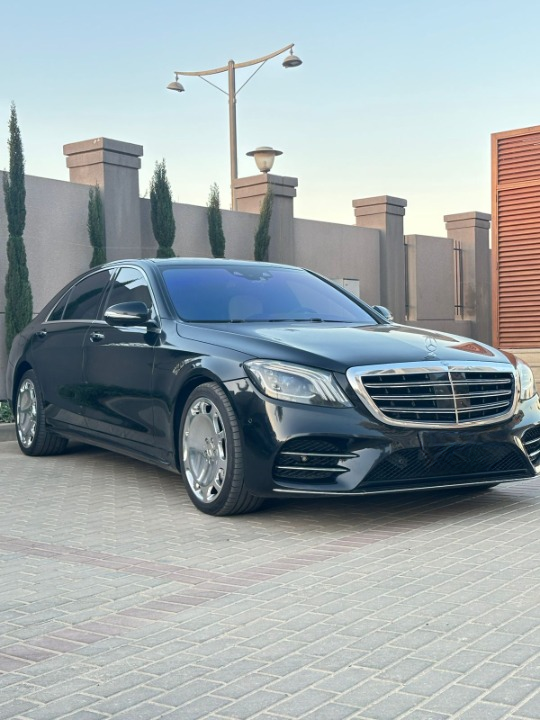 الرحلات الفاخرة تبدأ مع مرسيدس S450 وسائق محترف .