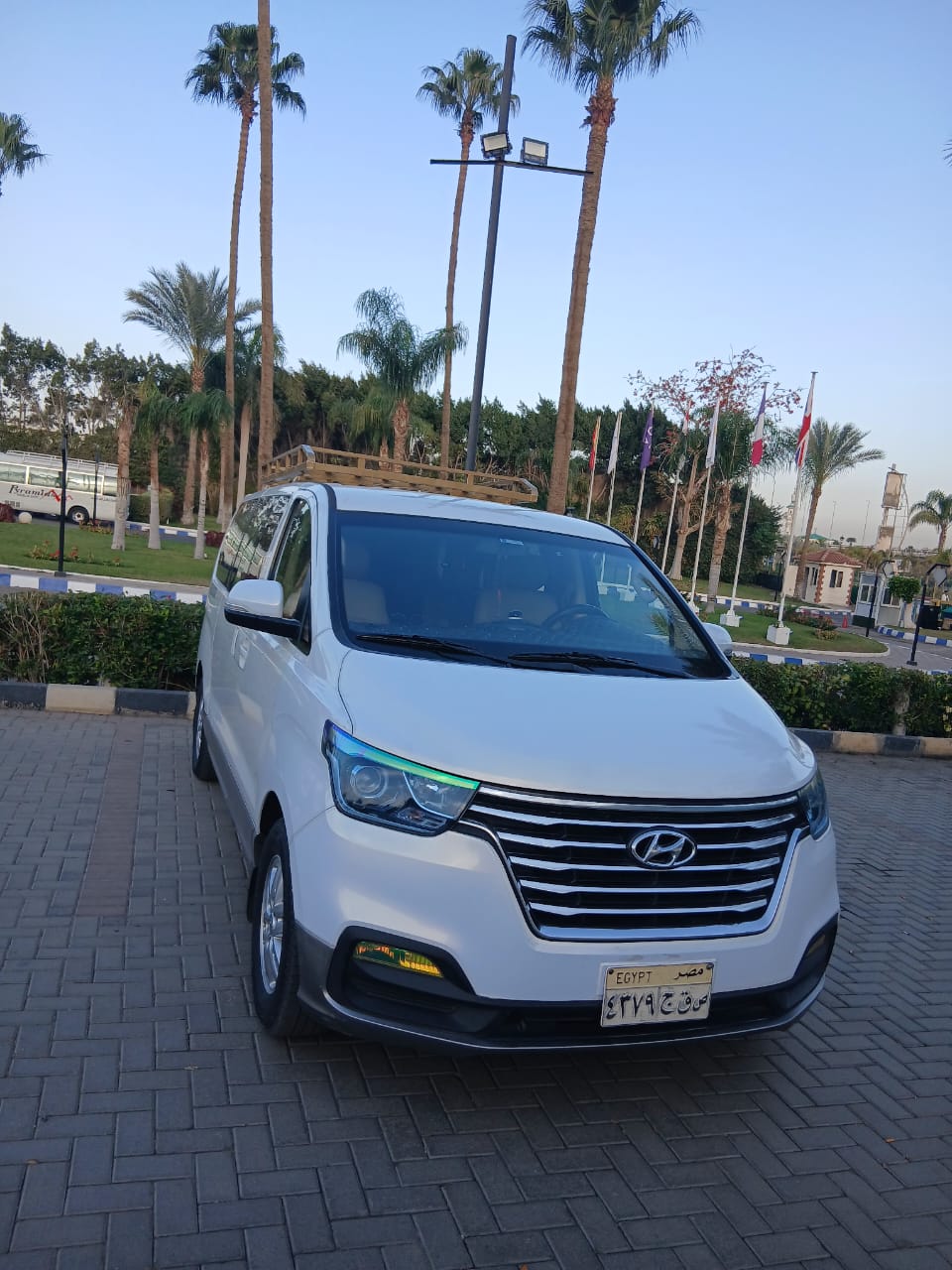إيجار هيونداي H1 العائلية  الخام والأمان لكل صغارك