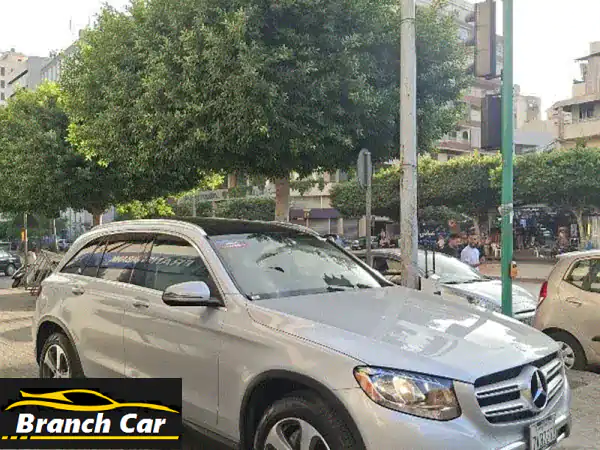 مرسيدس بنز GLC 300 موديل 2017 فضي - مالك واحد | CarFax نظيف...