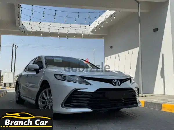 تويوتا كامري 2024 ديلوكس (2.5L) بيضاء: انطلق بفخامة...