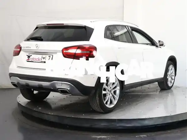 أوتوكليك: مرسيدس GLA 200 D 2020 Urban – المالك الأول، عداد قليل، بضمان وراحة بال!