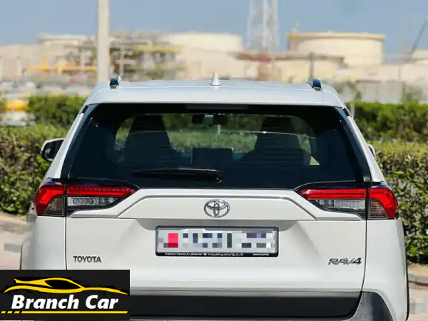 تويوتا راف 4 موديل 2021 أبيض | فئة نص فل | بحالة الوكالة - مالك أول | للبيع بالبحرين