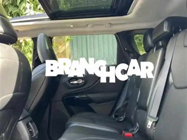 فرصة ذهبية: جيب شيروكي ليمتد نايت إيجل 2021 - يد أولى، 45 ألف كم | فخامة، أمان، وأداء لا يُضاهى!