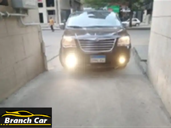 كرايسلر تاون آند كانترى 2010 للبيع بالمهندسين: سيارتك العائلية المثالية!