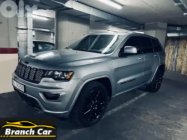 جيب جراند شيروكي التيتيود 2017 فضي نظيفة جداً للبيع...