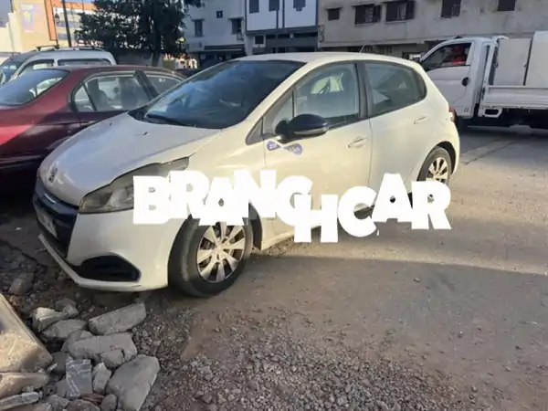 🔥 فرصة لا تعوض: بيجو 208 موديل 2017 - نظيفة،...