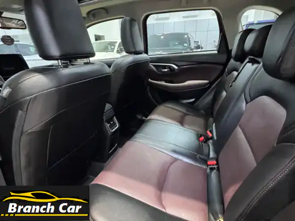 تويوتا أوربان كروزر 2024 (أحمر) مع مسافة 17,250 كم. خيارات كاملة تشمل عجلات سبائك، سقف بانورامي، ...