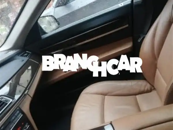 سيارة مصانة جيدا لونها أسود.