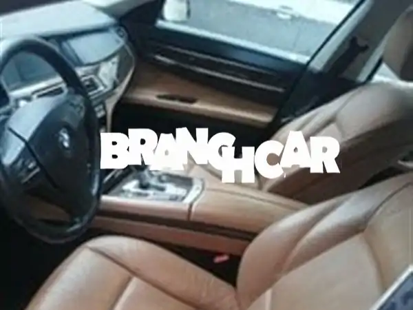 سيارة مصانة جيدا لونها أسود.