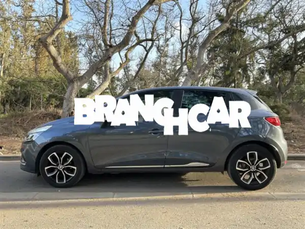 فرصة ذهبية! رينو كليو 4 موديل 2021 (يد أولى) - رمادي تيتانيوم، CarPlay، بحالة الوكالة بسعر 135,000!