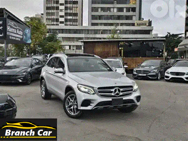 امتلك الفخامة والأداء: مرسيدس GLC 300 موديل 2018 AMG Package | نظافة CARFAX تامة | دفع رباعي