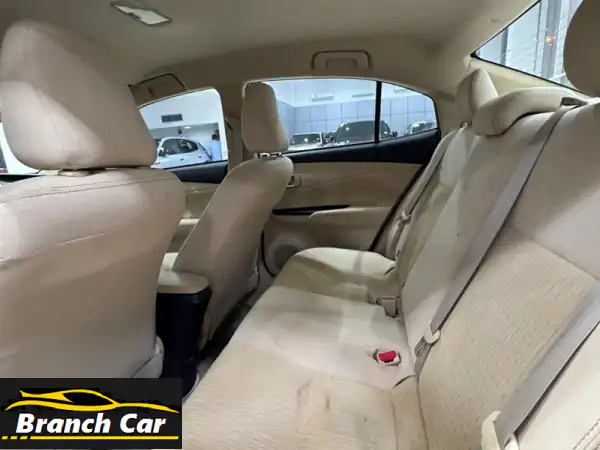 تويوتا ياريس 2021 (أبيض) مع مسافة 42,650 كم. الخيارات الأساسية تشمل البلوتوث، أجهزة الاستشعار، 4 ...