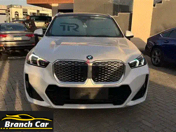 BMW iX1 xDrive30 L 2024 M Sport: الرفاهية الكهربائية بقوة 313 حصان ومدى 450 كم - ابيض جديد كلياً!