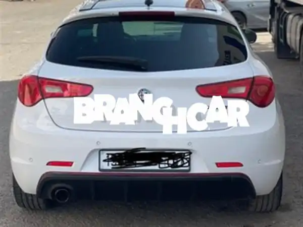 ألفا روميو جولييتا 2020 للبيع: فخامة الأداء بسقف بانورامي وجلد أسود - فرصة استثنائية!