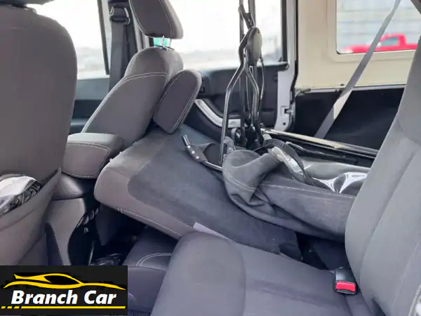 جيب رانجلر ساهارا 2017 (فضي). المسافة المقطوعة: 144,700 كم. خيار متوسط مع عجلات سبائك، بلوتوث، مثبت