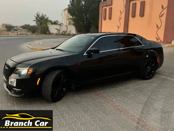 سيارة كرايسلر 300 بحالة ممتازة للبيع، كاملة المواصفات مع فتحة سقف بانورامي، موديل 2014، السعر 20000